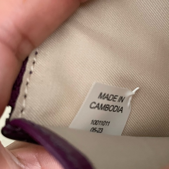 New✨ britten embossed zip card case - Picture 8 of 12